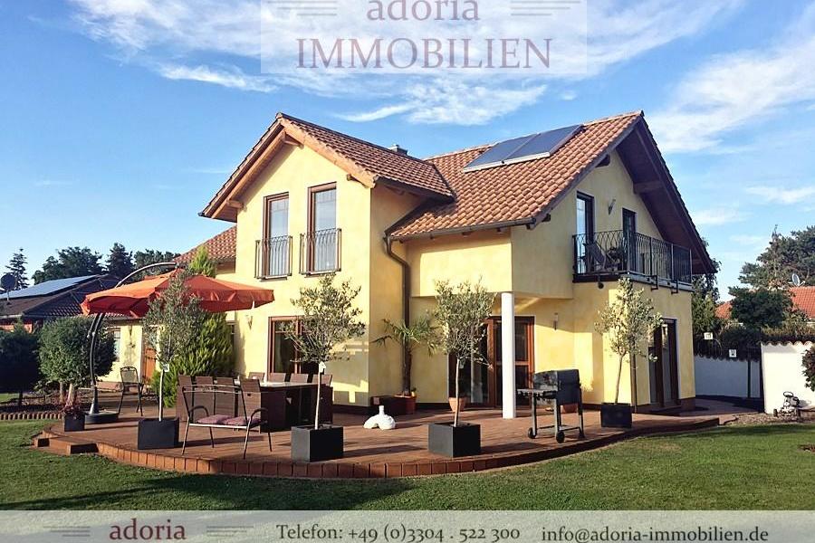 Exklusives Einfamilienhaus im mediterranen Stil m. Doppelgarage + Pool
